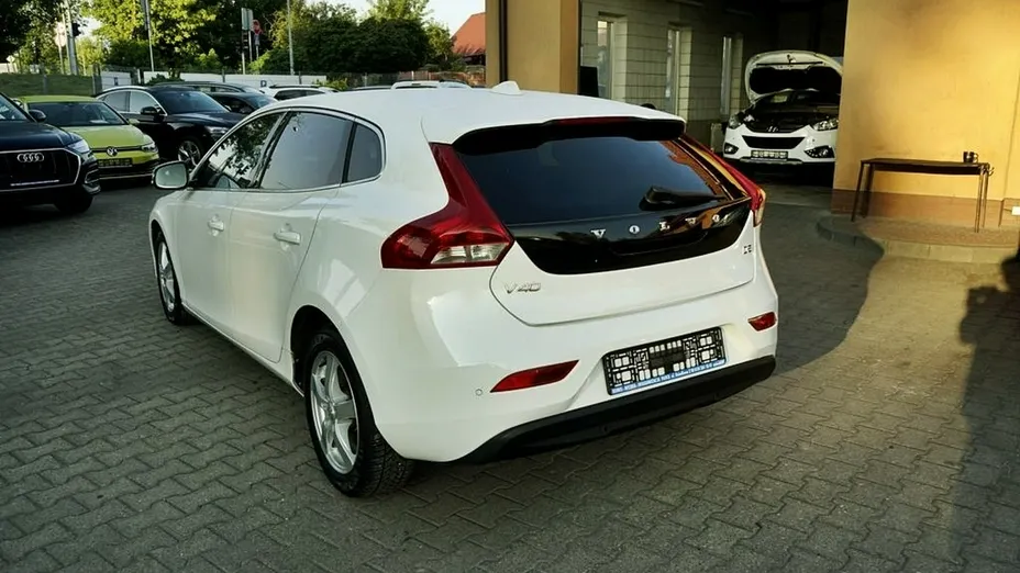 VOLVO V40 -