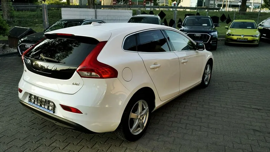 VOLVO V40 -