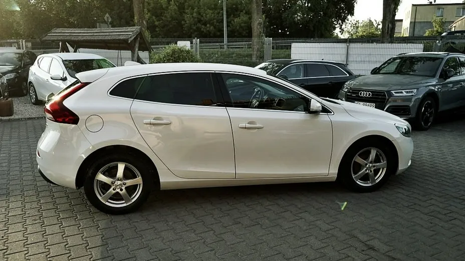 VOLVO V40 -
