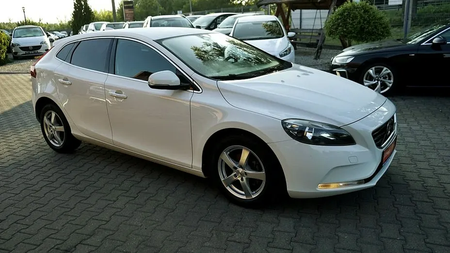 VOLVO V40 -