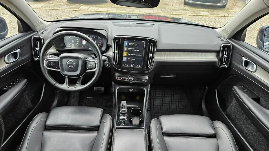 VOLVO XC40 -
