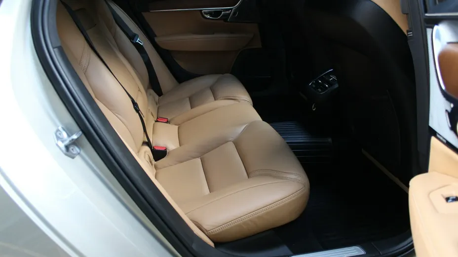VOLVO S90 -