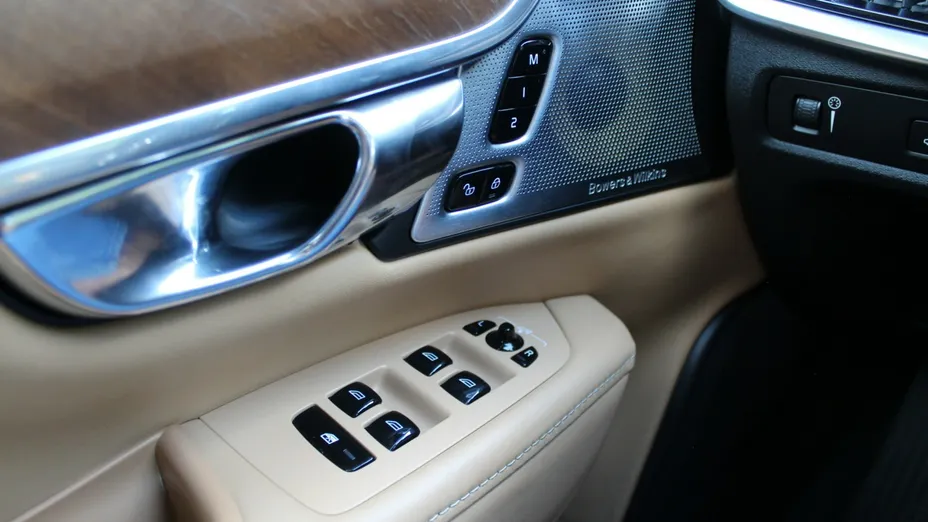 VOLVO S90 -