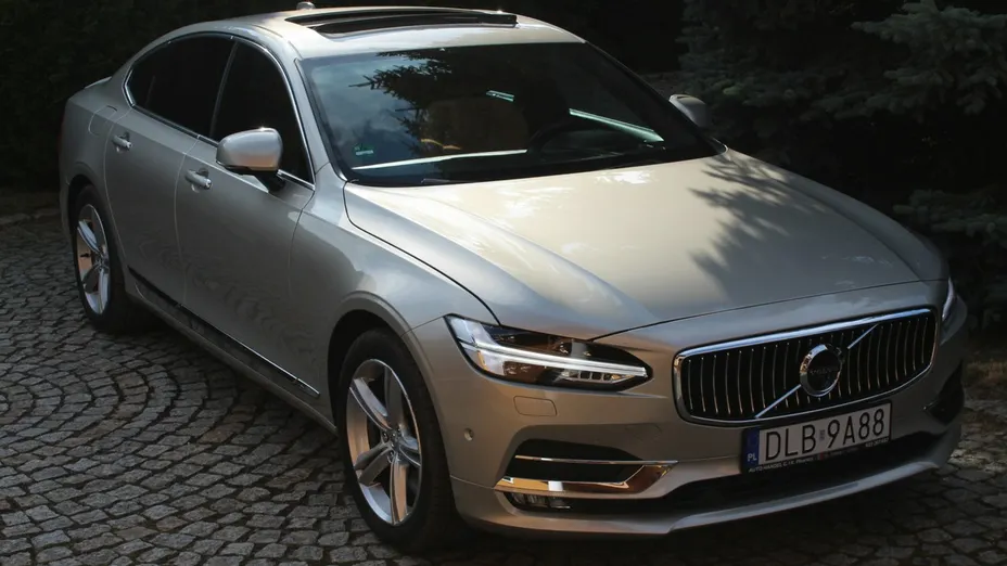 VOLVO S90 -