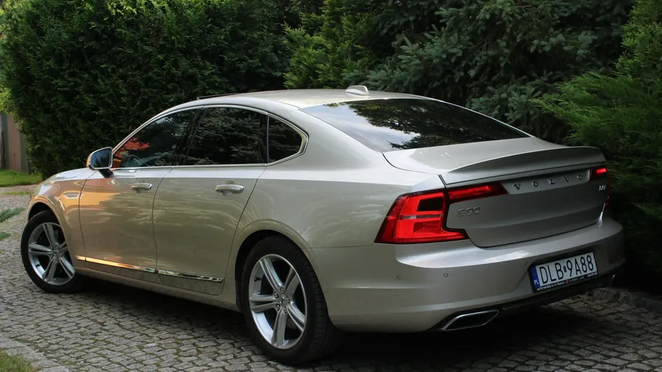 VOLVO S90 -