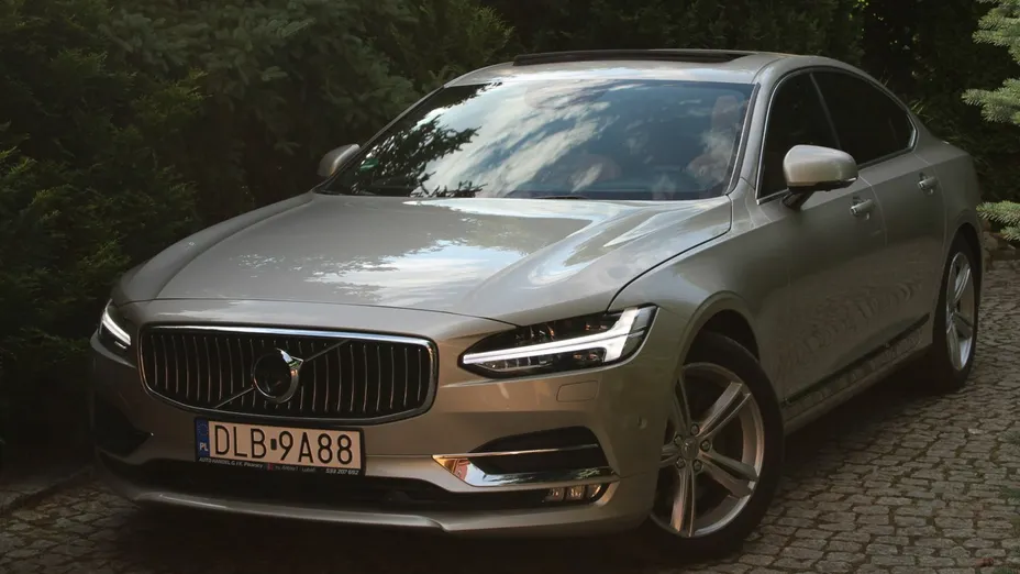 VOLVO S90 -