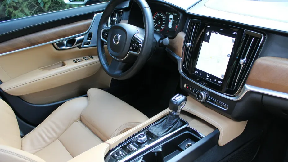 VOLVO S90 -