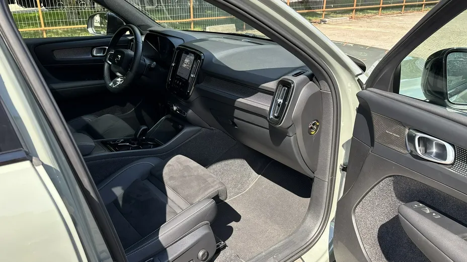 VOLVO XC40 -