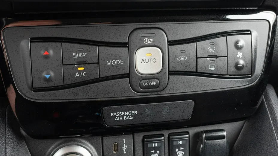 NISSAN Leaf -