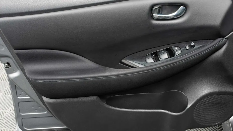 NISSAN Leaf -