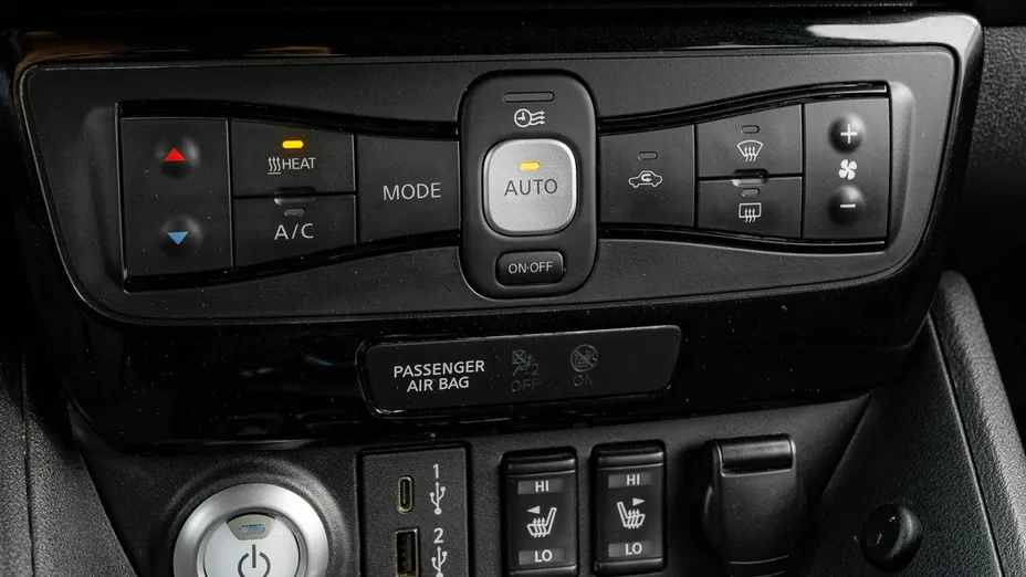 NISSAN Leaf -