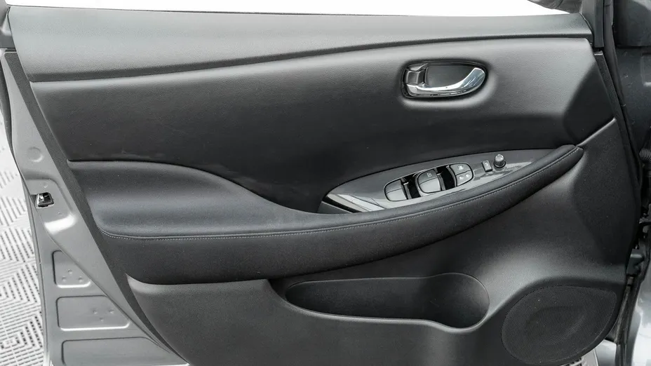 NISSAN Leaf -