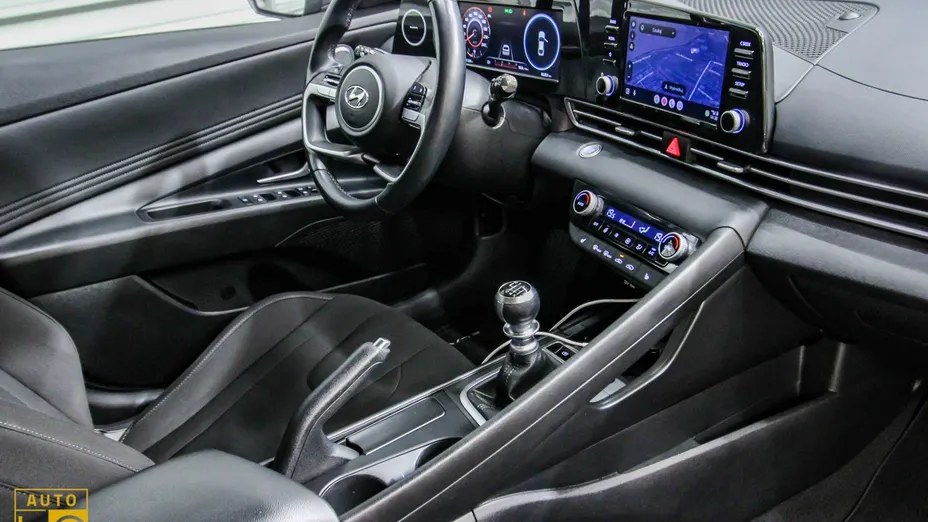 HYUNDAI Elantra -