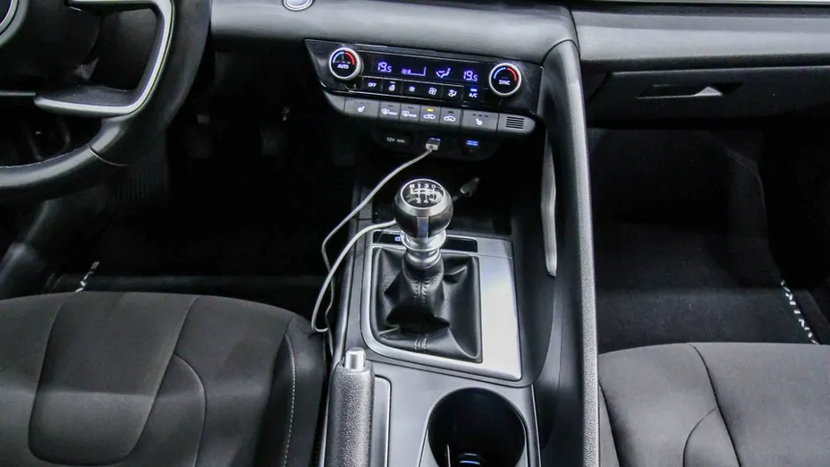 HYUNDAI Elantra -