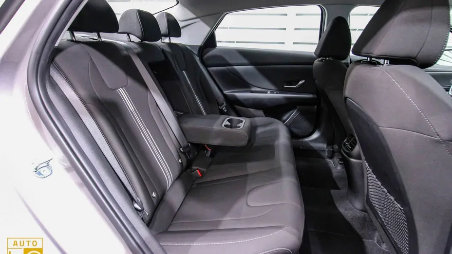 HYUNDAI Elantra -