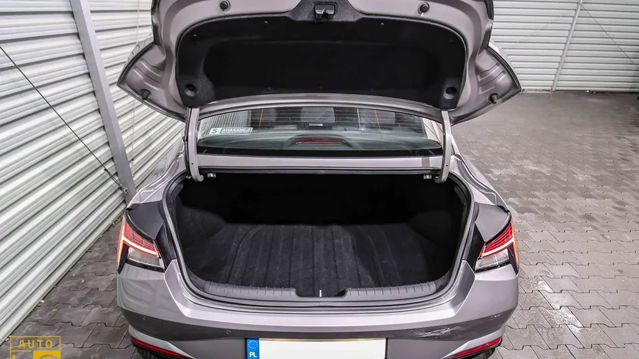 HYUNDAI Elantra -