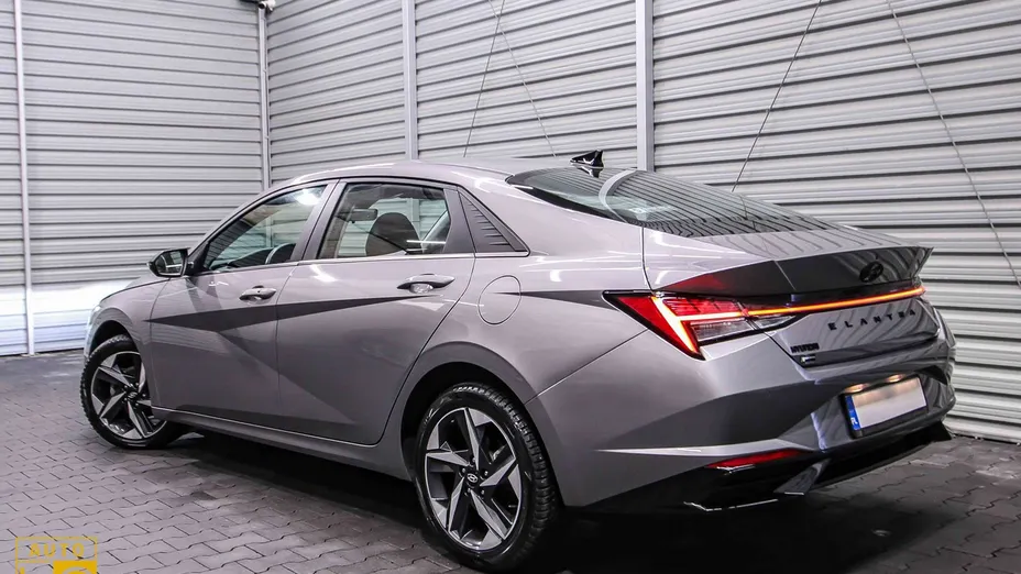 HYUNDAI Elantra -
