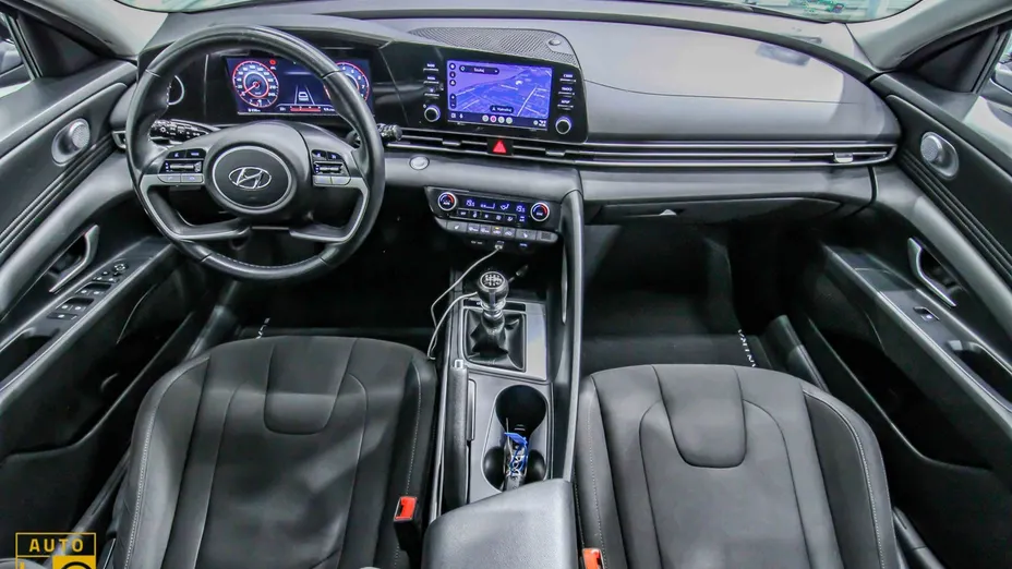 HYUNDAI Elantra -