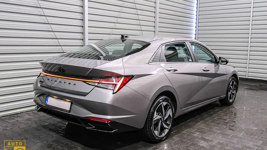 HYUNDAI Elantra -