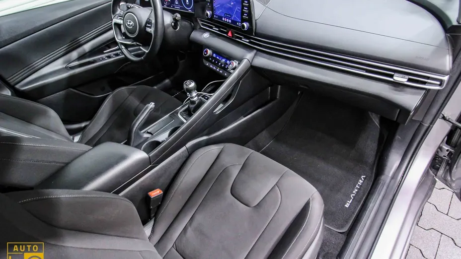 HYUNDAI Elantra -