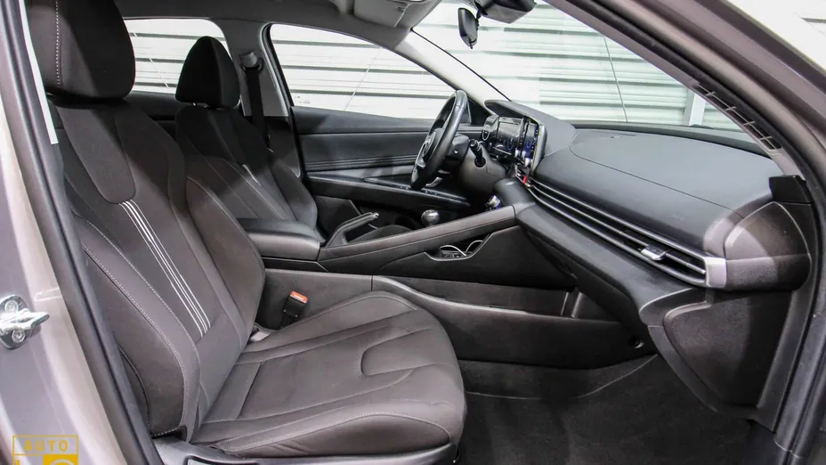 HYUNDAI Elantra -