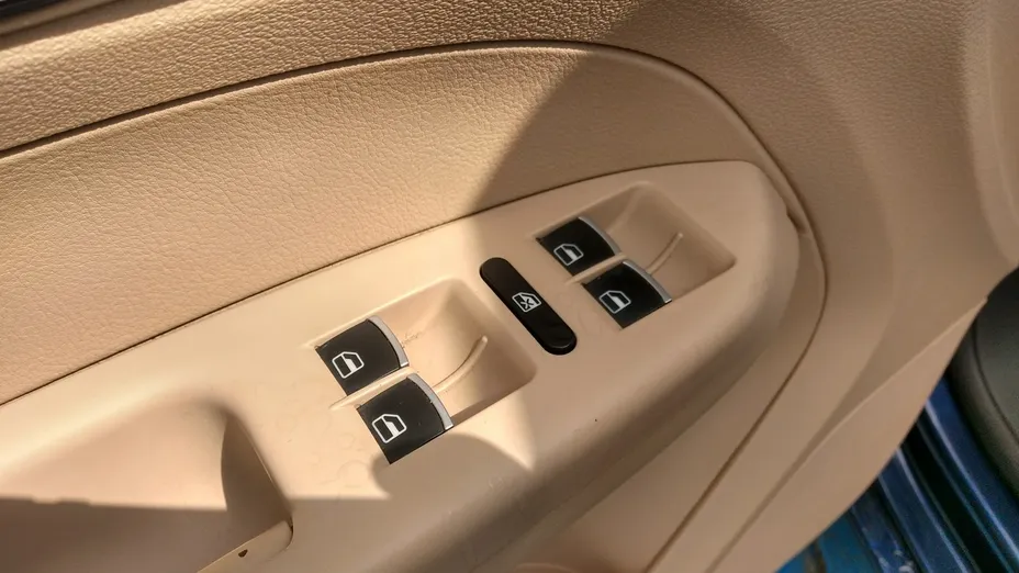 VOLKSWAGEN Touran -