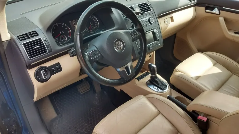 VOLKSWAGEN Touran -
