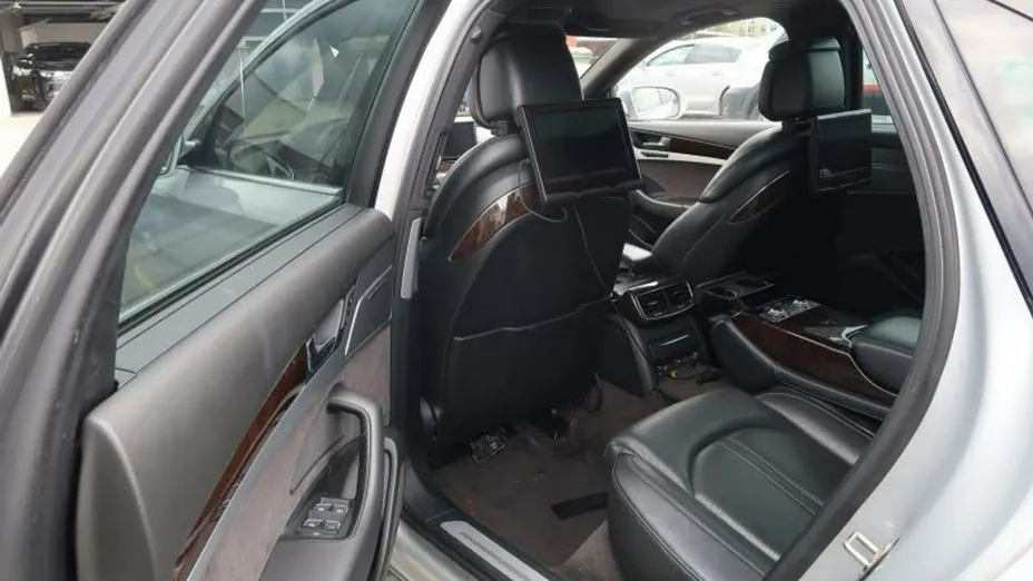 AUDI A8 -