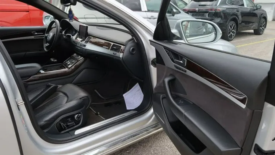 AUDI A8 -