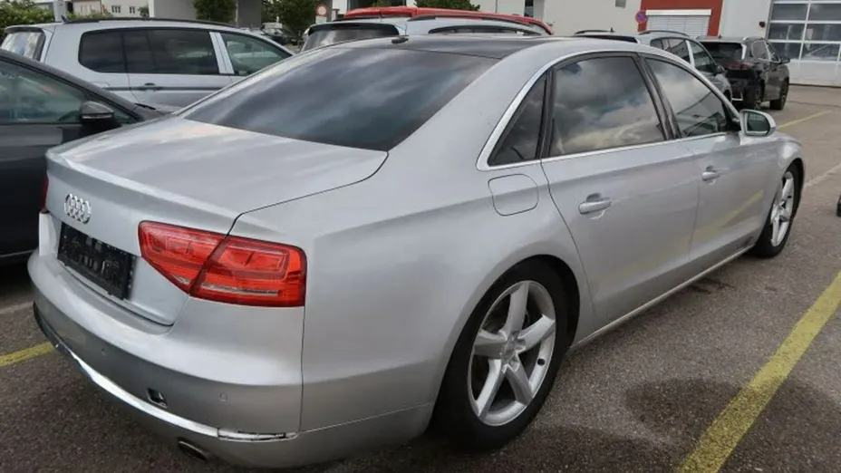 AUDI A8 -