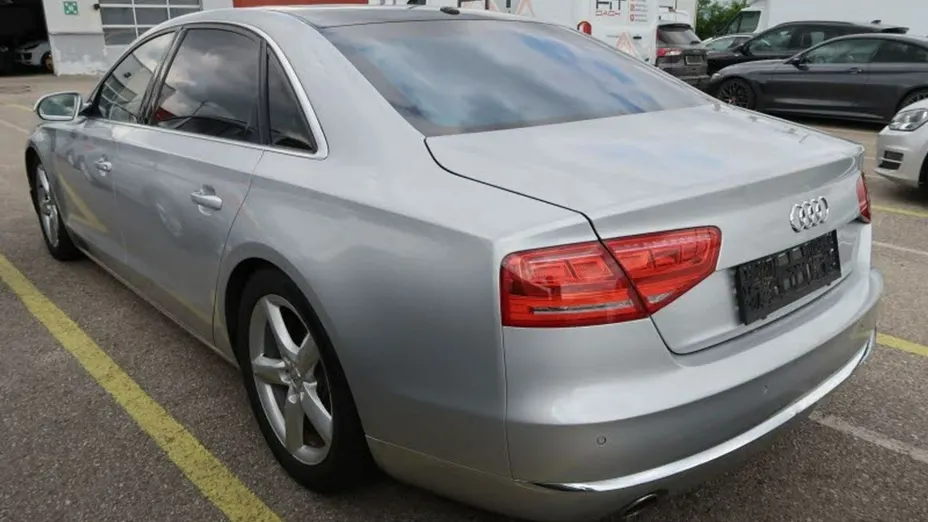 AUDI A8 -