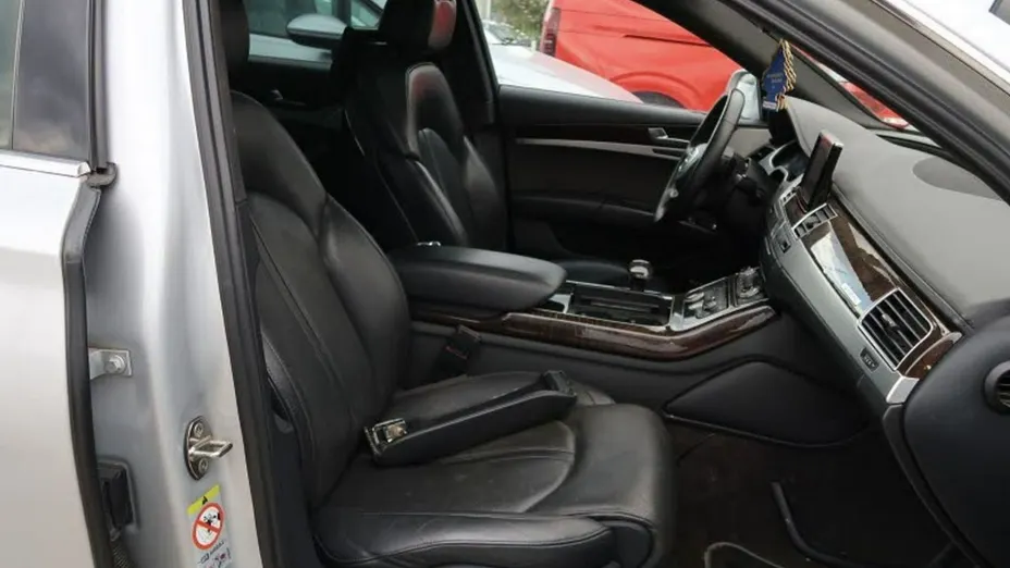 AUDI A8 -
