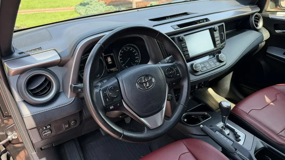 TOYOTA RAV4 -