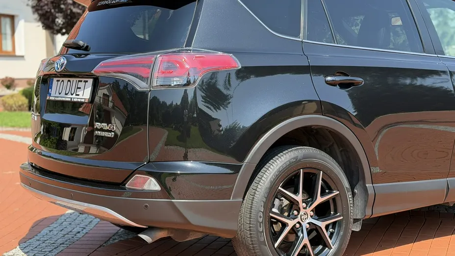 TOYOTA RAV4 -