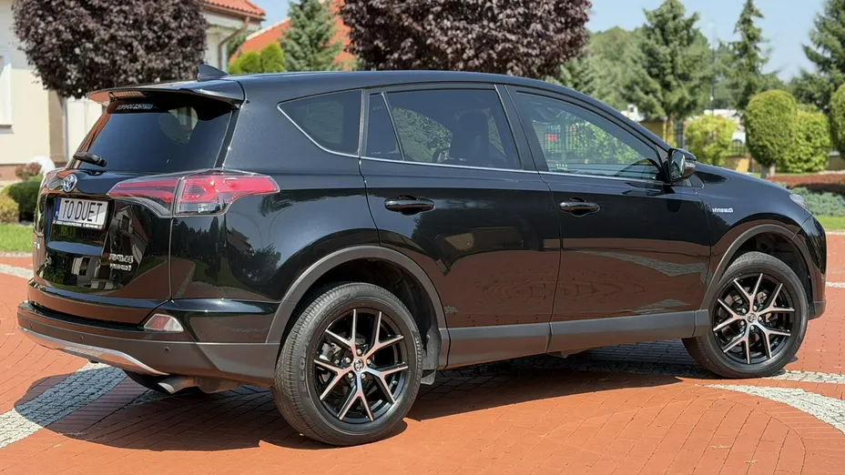 TOYOTA RAV4 -