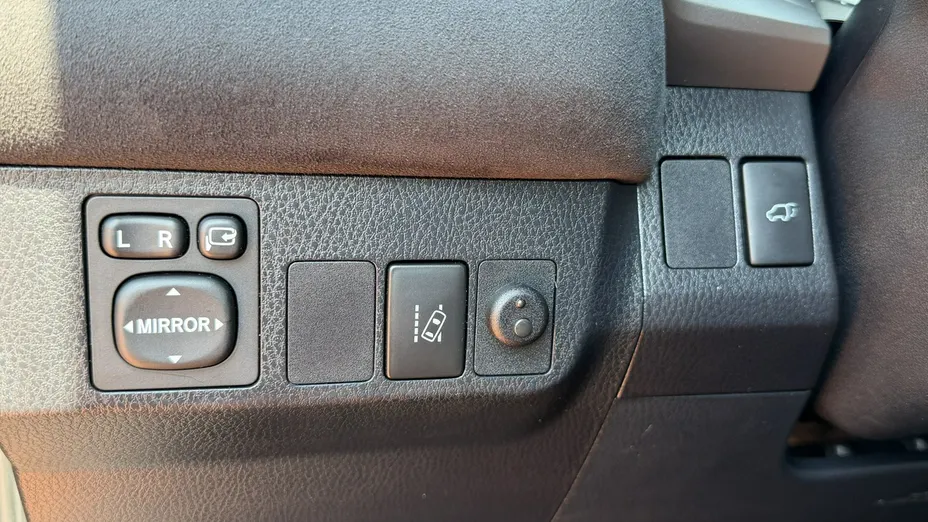 TOYOTA RAV4 -