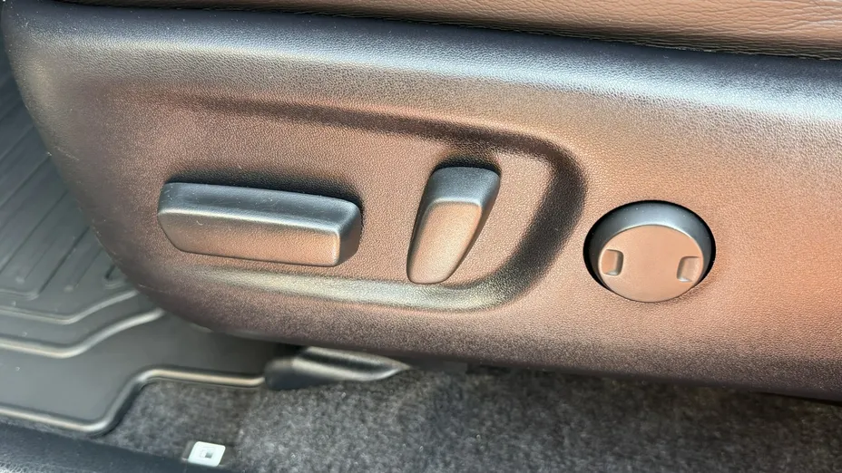 TOYOTA RAV4 -