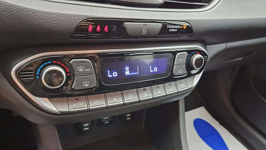 HYUNDAI i30 -
