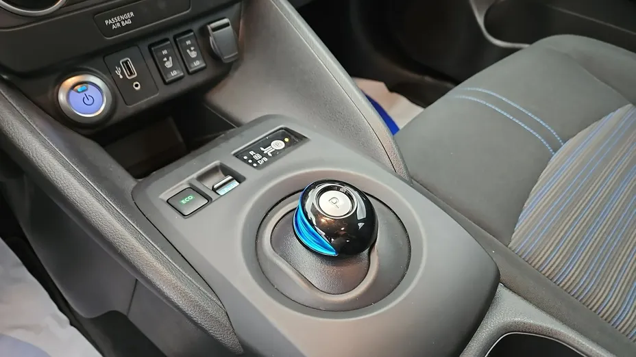 NISSAN Leaf -