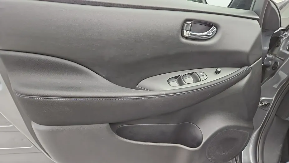 NISSAN Leaf -