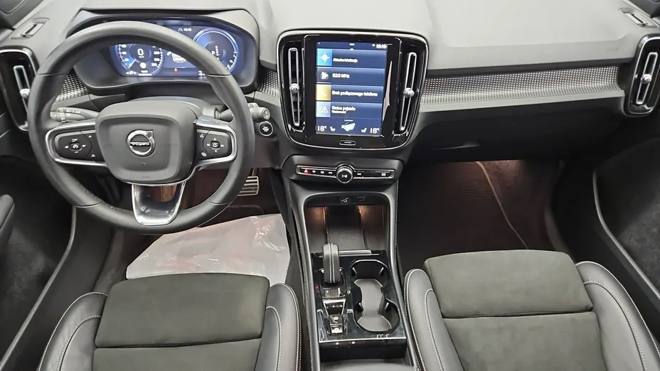 VOLVO XC40 -