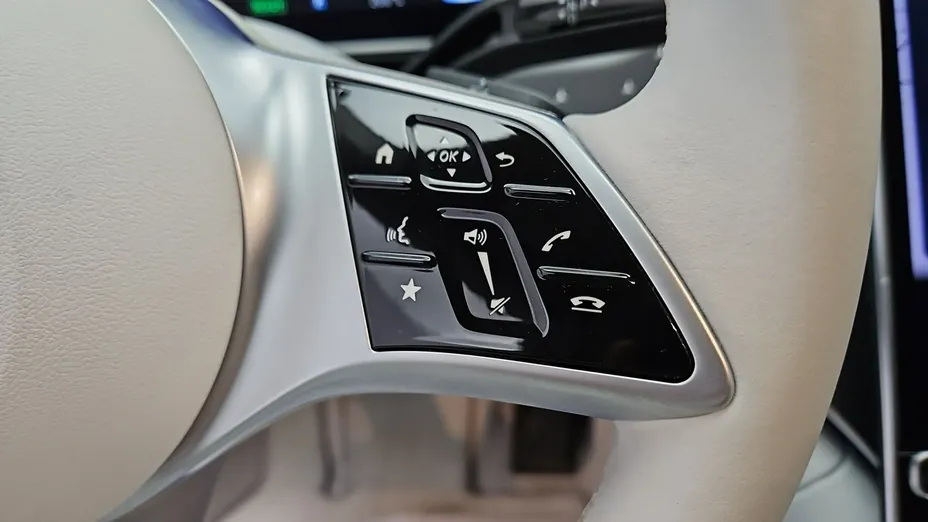 MERCEDES-BENZ EQE -