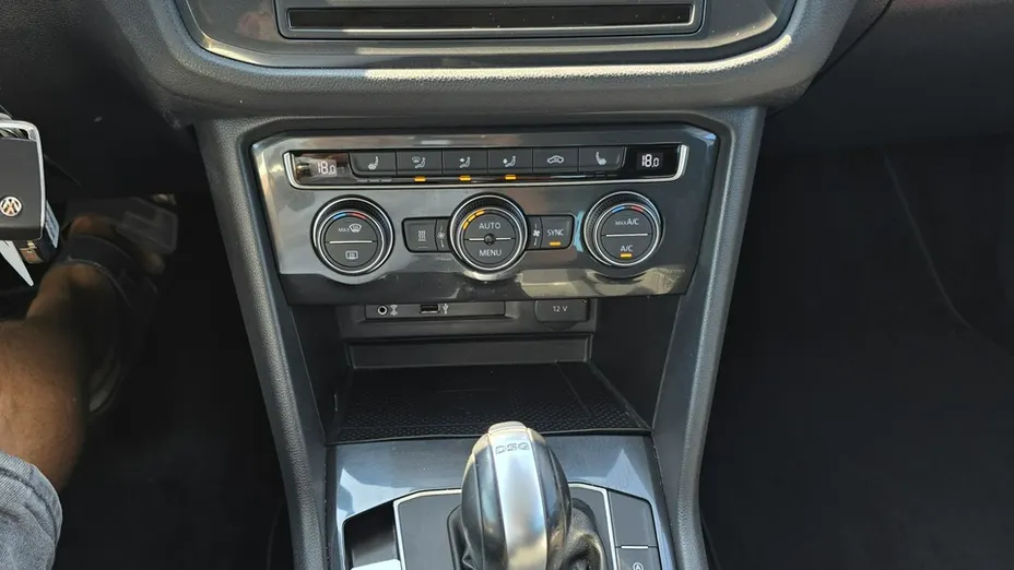 VOLKSWAGEN Tiguan -