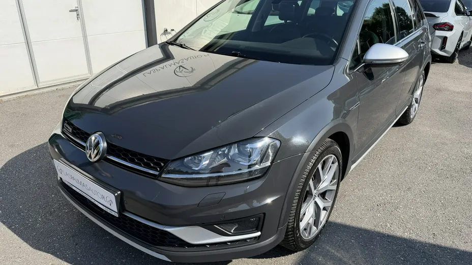 VOLKSWAGEN Golf -
