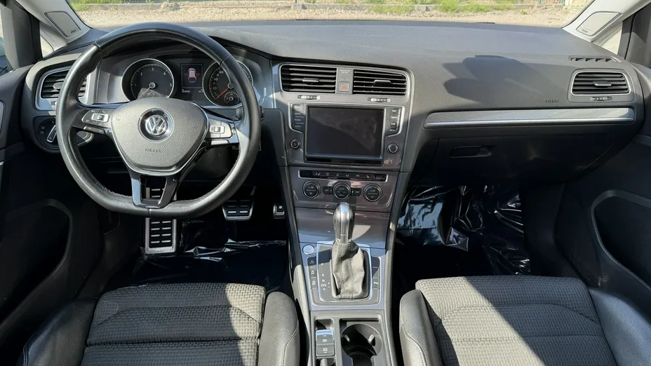 VOLKSWAGEN Golf -