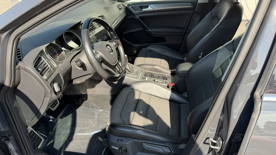 VOLKSWAGEN Golf -