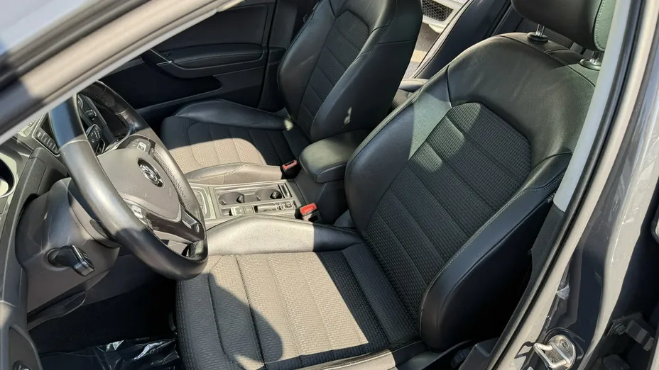 VOLKSWAGEN Golf -