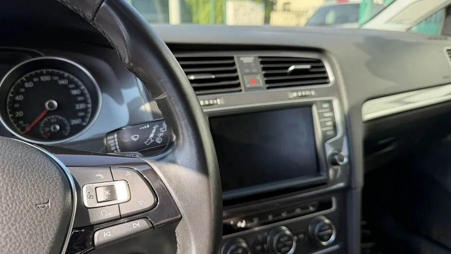 VOLKSWAGEN Golf -