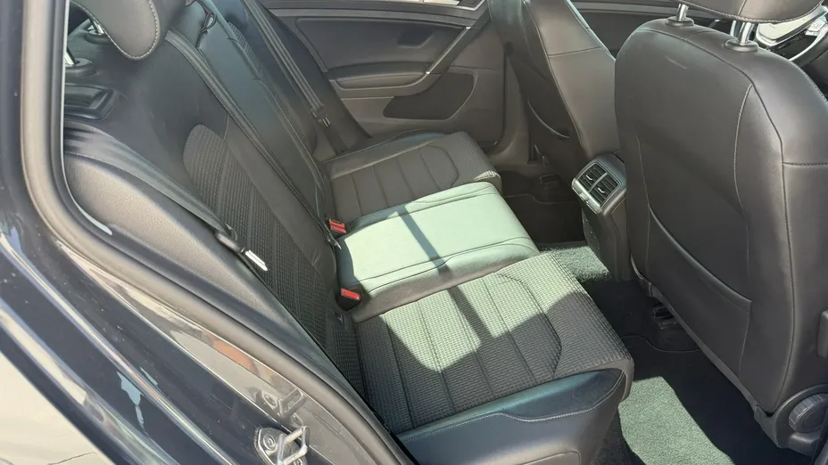 VOLKSWAGEN Golf -