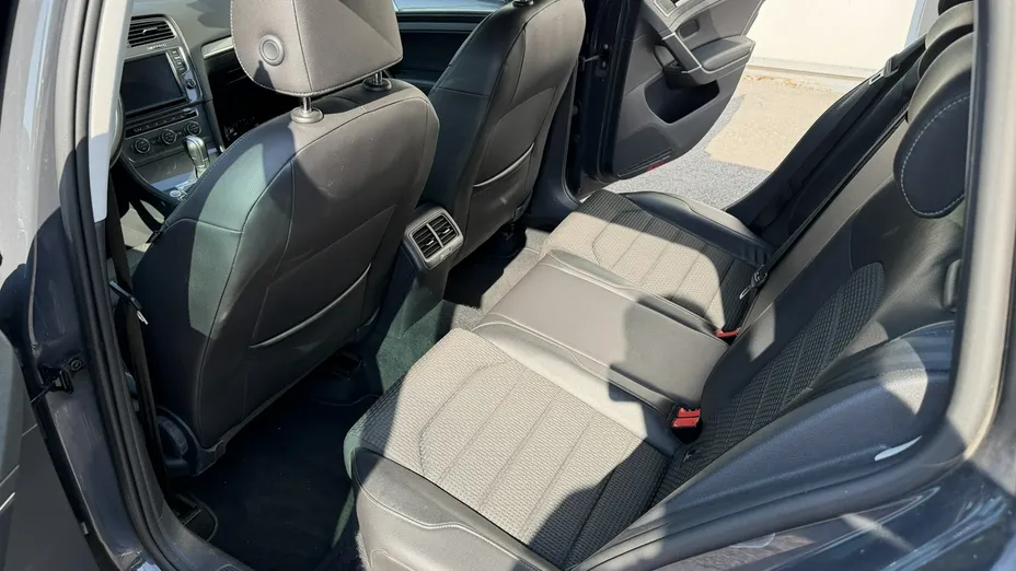 VOLKSWAGEN Golf -